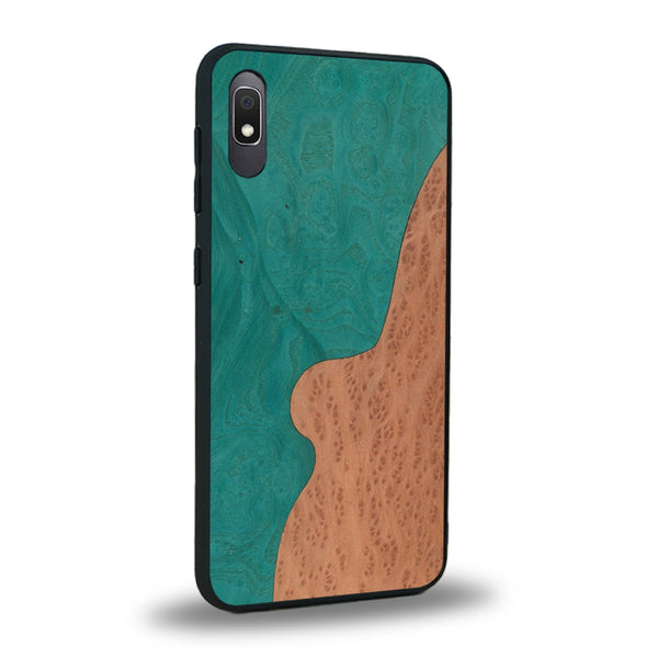 Coque de protection en bois véritable fabriquée en France pour Samsung A10 alliant plusieurs essences de bois pour représenter une plage paradisiaque