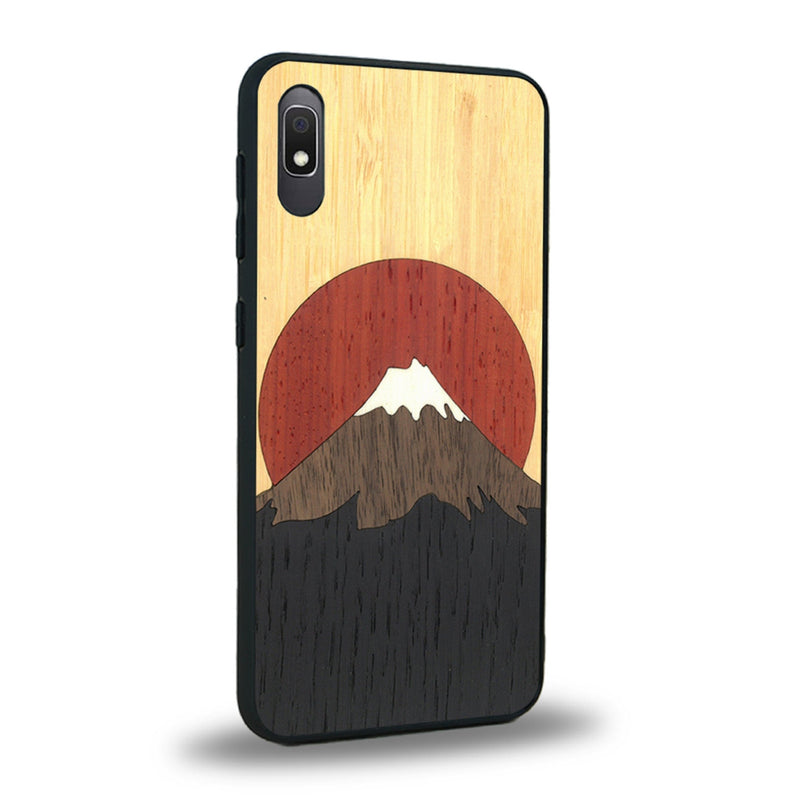 Coque de protection en bois véritable fabriquée en France pour Samsung A10 alliant plusieurs essences de bois pour représenter le mont Fuji