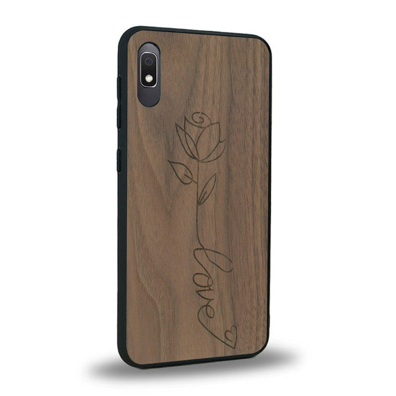 Coque de protection en bois véritable fabriquée en France pour Samsung A10E sur le thème de la fête des mères avec un motif représentant une fleur dont la tige forme le mot "love"