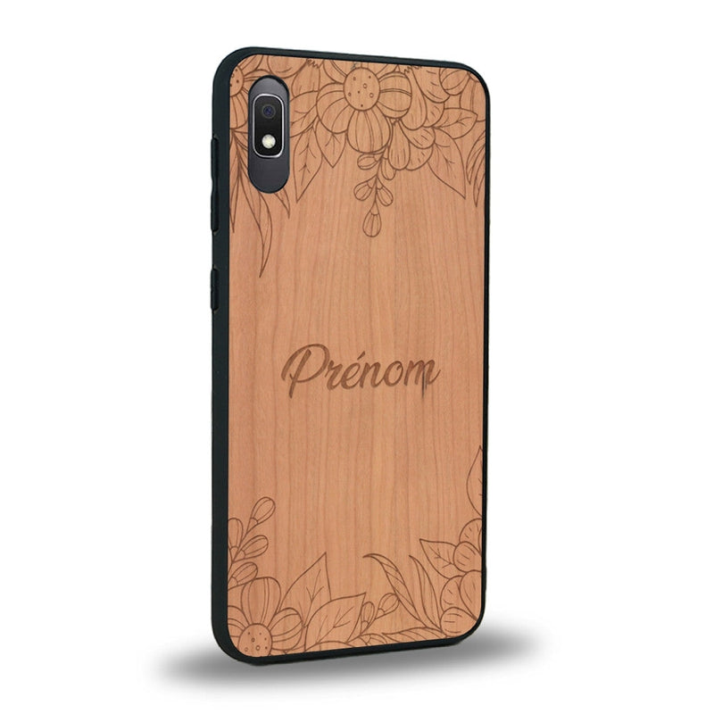 Coque de protection en bois véritable fabriquée en France pour Samsung A10E sur le thème de la fête des mères avec un motif représentant des fleurs et des feuilles