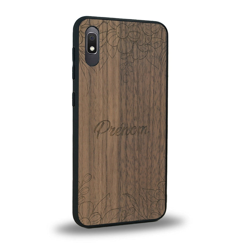 Coque de protection en bois véritable fabriquée en France pour Samsung A10E sur le thème de la fête des mères avec un motif représentant des fleurs et des feuilles