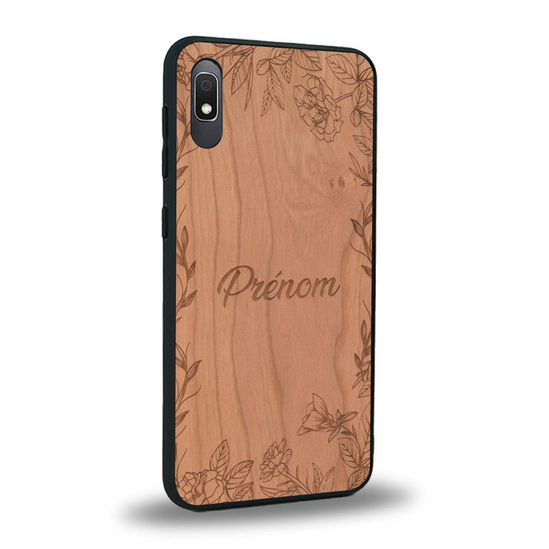 Coque de protection en bois véritable fabriquée en France pour Samsung A10E sur le thème de la fête des mères avec un motif représentant des fleurs et des feuilles