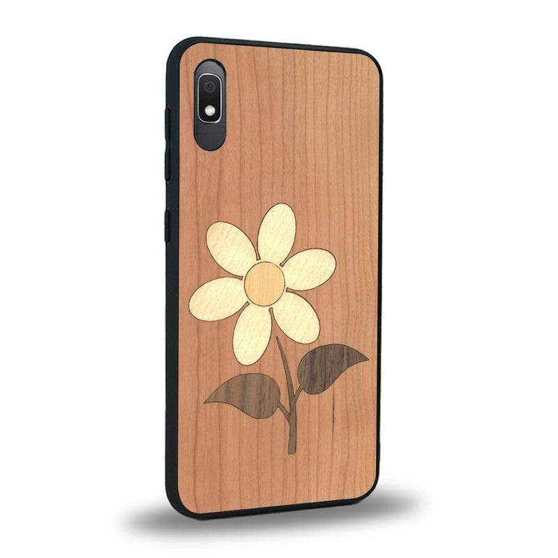 Coque de protection en bois véritable fabriquée en France pour Samsung A10E alliant plusieurs essences de bois pour représenter une marguerite