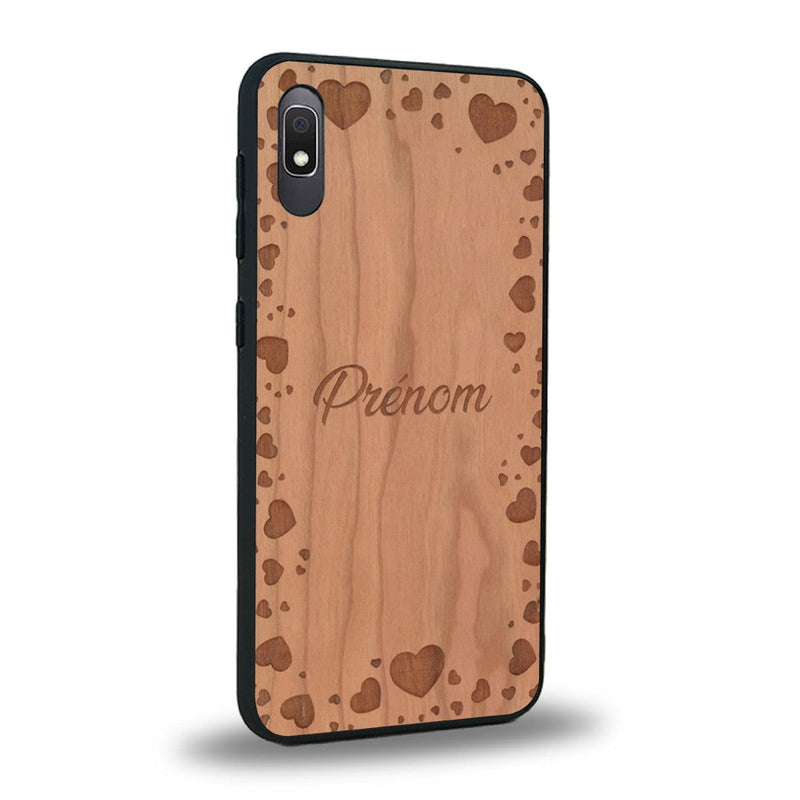 Coque de protection en bois véritable fabriquée en France pour Samsung A10E sur le thème de la fête des mères avec un motif représentant des coeurs et des feuilles