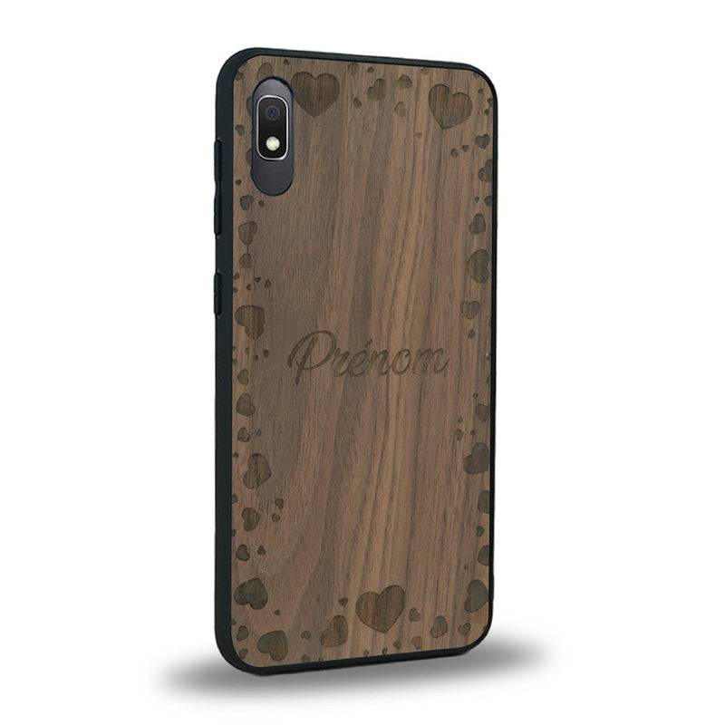 Coque de protection en bois véritable fabriquée en France pour Samsung A10E sur le thème de la fête des mères avec un motif représentant des coeurs et des feuilles