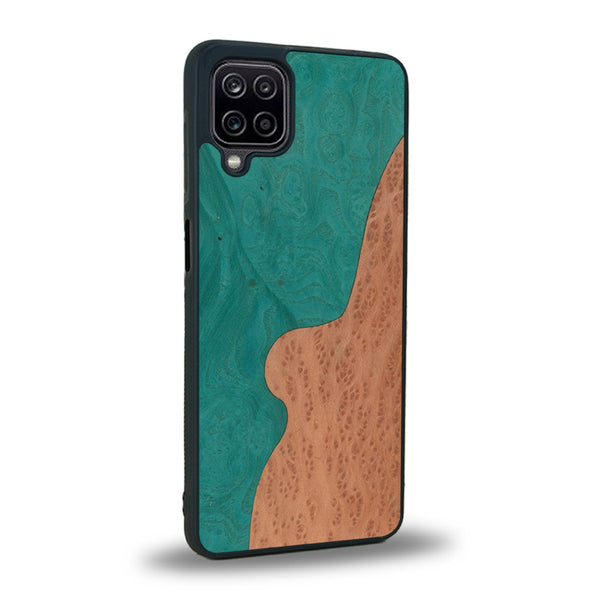 Coque de protection en bois véritable fabriquée en France pour Samsung A12 5G alliant plusieurs essences de bois pour représenter une plage paradisiaque