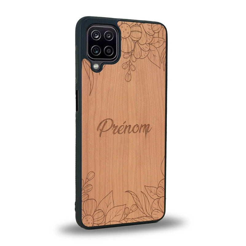 Coque de protection en bois véritable fabriquée en France pour Samsung A12 5G sur le thème de la fête des mères avec un motif représentant des fleurs et des feuilles