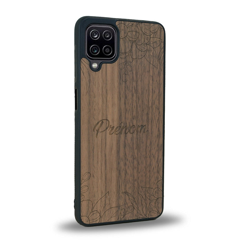 Coque de protection en bois véritable fabriquée en France pour Samsung A12 5G sur le thème de la fête des mères avec un motif représentant des fleurs et des feuilles