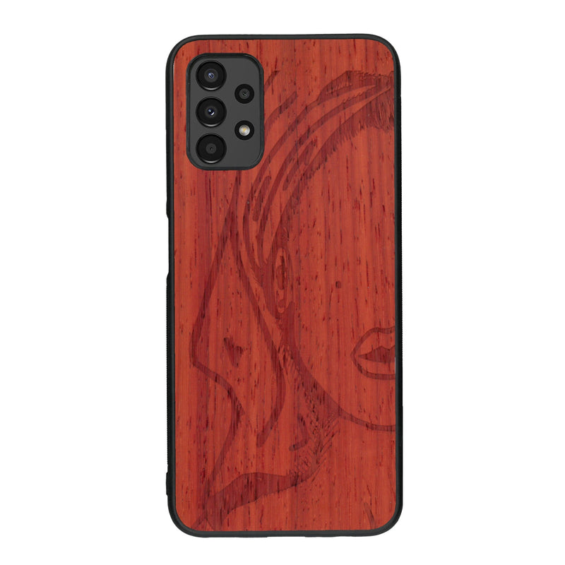 Coque de protection en bois véritable fabriquée en France pour Samsung A13 représentant une silhouette féminine épurée de type line art en collaboration avec l'artiste Maud Dabs