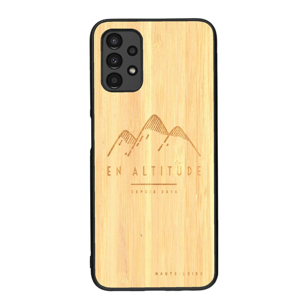 Coque de protection en bois véritable fabriquée en France pour Samsung A13 représentant des montagnes, sur le thème de la randonnée en pleine nature et du trail