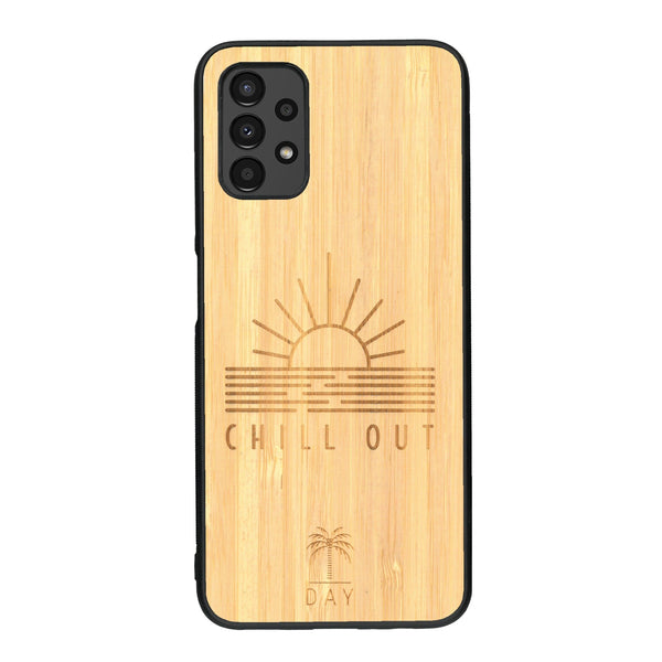 Coque de protection en bois véritable fabriquée en France pour Samsung A13 sur le thème chill avec un motif représentant un couché de soleil sur l'océan et la phrase "Chill out"