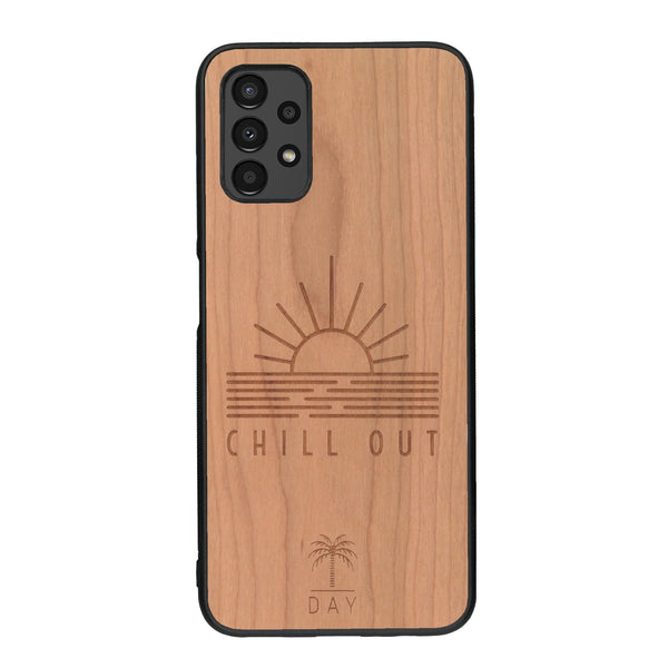 Coque de protection en bois véritable fabriquée en France pour Samsung A13 sur le thème chill avec un motif représentant un couché de soleil sur l'océan et la phrase "Chill out"