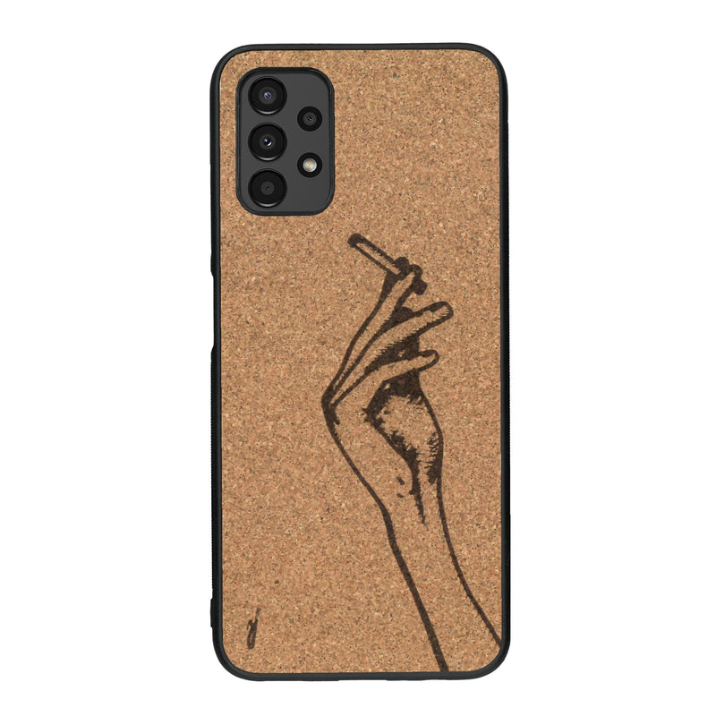 Coque de protection en bois véritable fabriquée en France pour Samsung A13 représentant une main de femme tenant une cigarette de type line art en collaboration avec l'artiste Maud Dabs