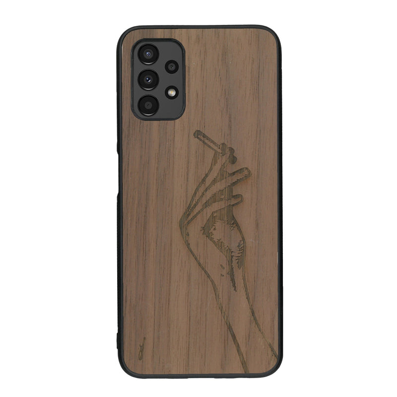 Coque de protection en bois véritable fabriquée en France pour Samsung A13 représentant une main de femme tenant une cigarette de type line art en collaboration avec l'artiste Maud Dabs