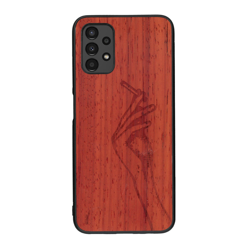 Coque de protection en bois véritable fabriquée en France pour Samsung A13 représentant une main de femme tenant une cigarette de type line art en collaboration avec l'artiste Maud Dabs