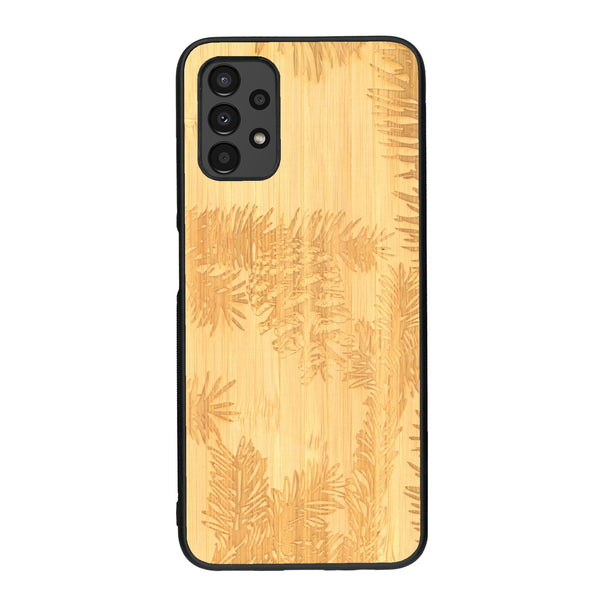 Coque de protection en bois véritable fabriquée en France pour Samsung A13 sur le thème de la nature des arbres avec un motif de gravure représentant des épines de sapin et des pommes de pin