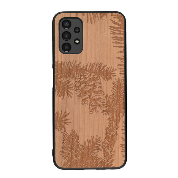 Coque de protection en bois véritable fabriquée en France pour Samsung A13 sur le thème de la nature des arbres avec un motif de gravure représentant des épines de sapin et des pommes de pin