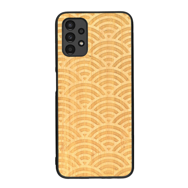 Coque de protection en bois véritable fabriquée en France pour Samsung A13 baptisée "La Sinjak" avec un motif de gravure abstrait représentant la répétition d'un symbole wifi