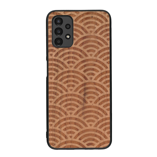 Coque de protection en bois véritable fabriquée en France pour Samsung A13 baptisée "La Sinjak" avec un motif de gravure abstrait représentant la répétition d'un symbole wifi