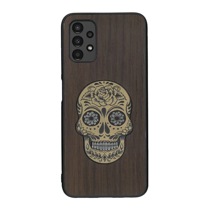 Coque de protection en bois véritable fabriquée en France pour Samsung A13 alliant du chêne fumé avec du métal argenté et doré représentant une tête de mort mexicaine sur le thème Dia de los Muertos