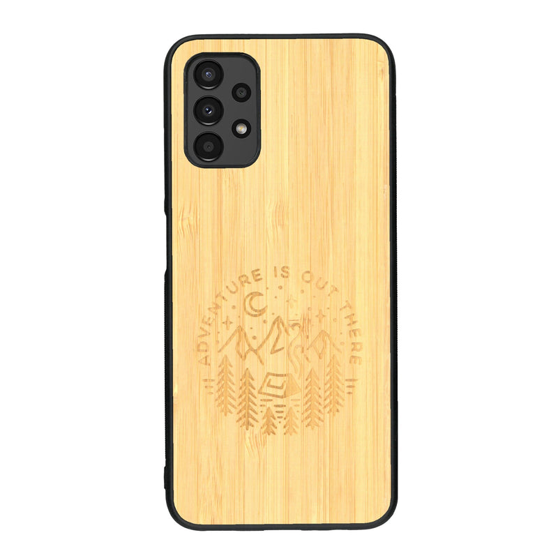 Coque de protection en bois véritable fabriquée en France pour Samsung A13 sur le thème du camping en pleine nature et du bivouac avec la phrase "Aventure is out there"