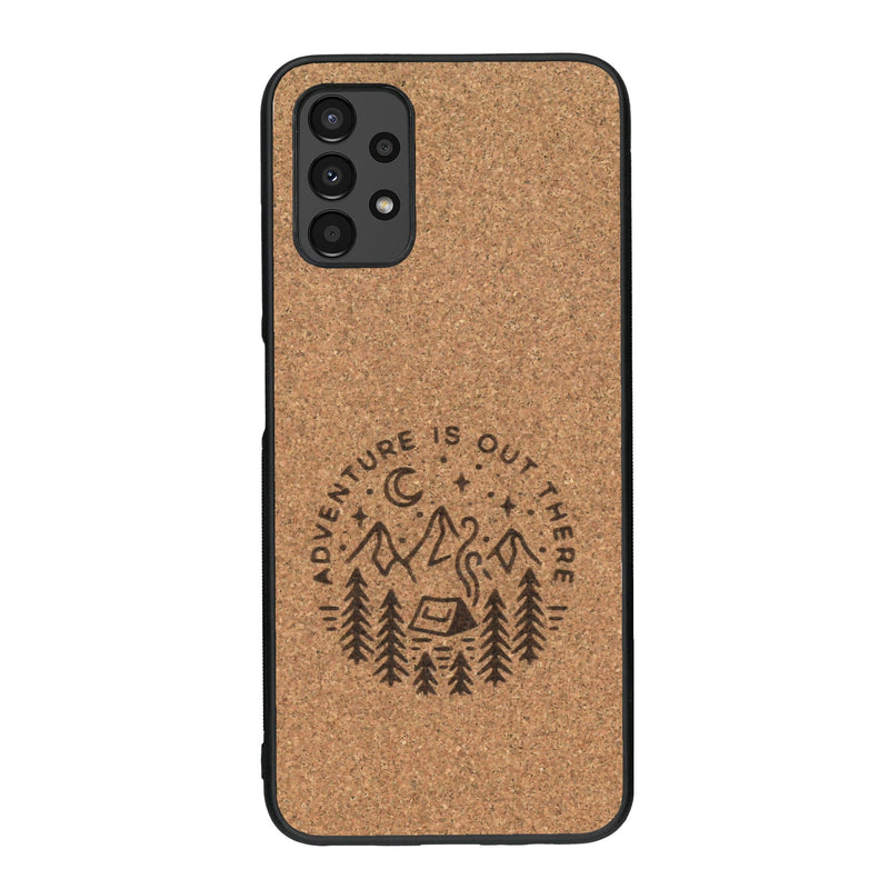 Coque de protection en bois véritable fabriquée en France pour Samsung A13 sur le thème du camping en pleine nature et du bivouac avec la phrase "Aventure is out there"