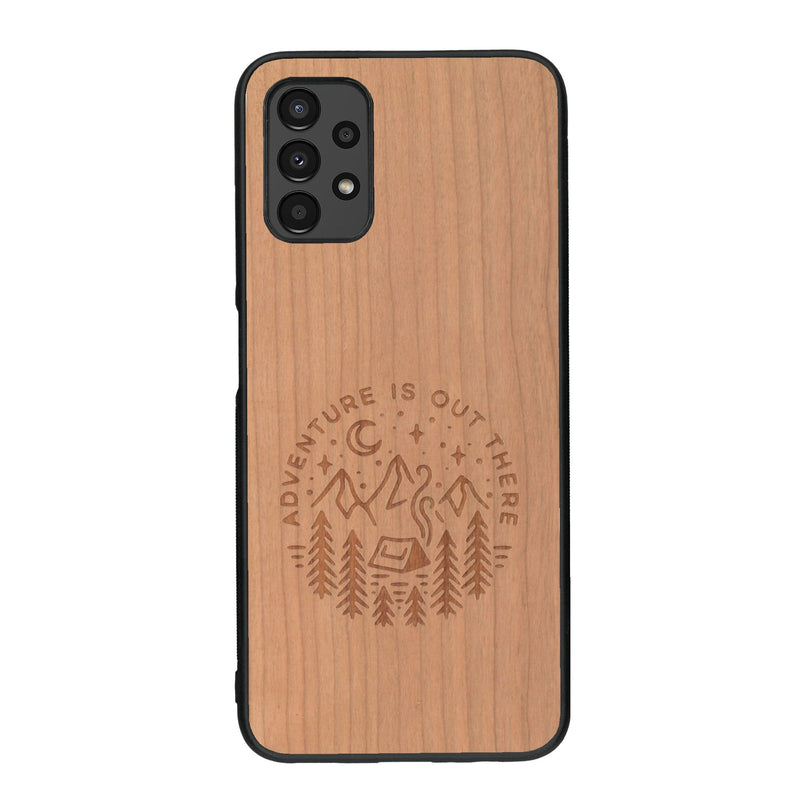 Coque de protection en bois véritable fabriquée en France pour Samsung A13 sur le thème du camping en pleine nature et du bivouac avec la phrase "Aventure is out there"