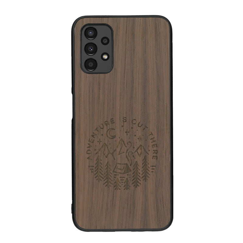 Coque de protection en bois véritable fabriquée en France pour Samsung A13 sur le thème du camping en pleine nature et du bivouac avec la phrase "Aventure is out there"