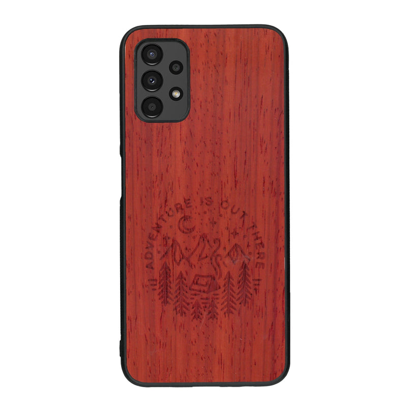 Coque de protection en bois véritable fabriquée en France pour Samsung A13 sur le thème du camping en pleine nature et du bivouac avec la phrase "Aventure is out there"