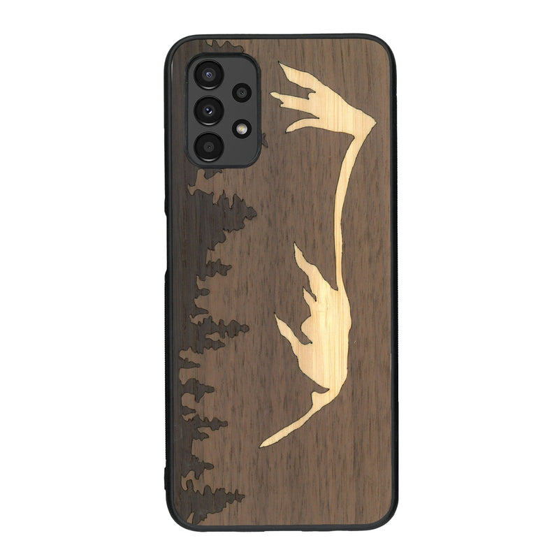 Coque de protection en bois véritable fabriquée en France pour Samsung A13 sur le thème de la nature et de la montagne qui allie du chêne fumé, du noyer et du bambou représentant le mont mézenc