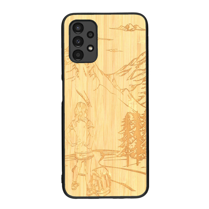 Coque de protection en bois véritable fabriquée en France pour Samsung A13 sur le thème de la randonnée en montagne et de l'aventure avec une gravure représentant une femme de dos face à un paysage de nature