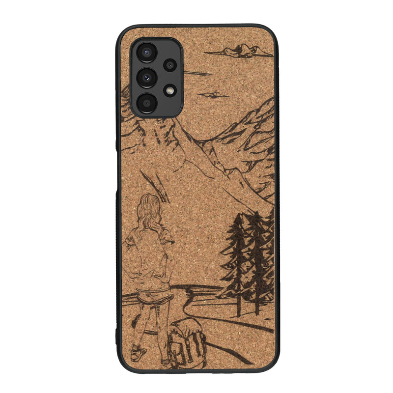 Coque de protection en bois véritable fabriquée en France pour Samsung A13 sur le thème de la randonnée en montagne et de l'aventure avec une gravure représentant une femme de dos face à un paysage de nature