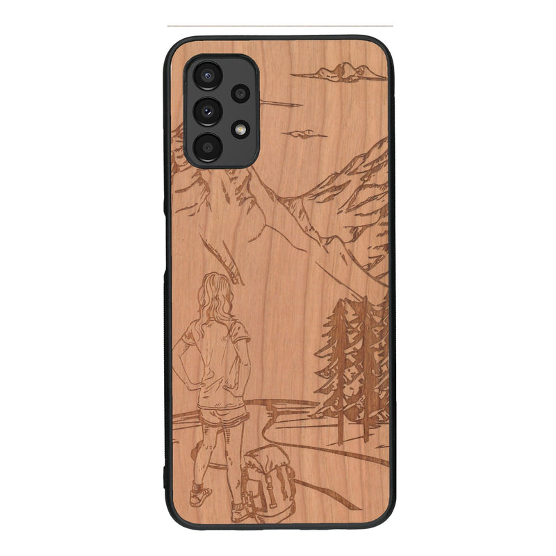 Coque de protection en bois véritable fabriquée en France pour Samsung A13 sur le thème de la randonnée en montagne et de l'aventure avec une gravure représentant une femme de dos face à un paysage de nature