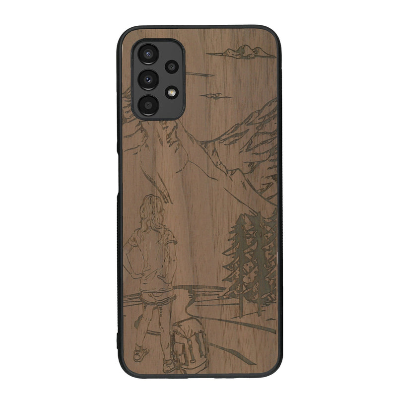 Coque de protection en bois véritable fabriquée en France pour Samsung A13 sur le thème de la randonnée en montagne et de l'aventure avec une gravure représentant une femme de dos face à un paysage de nature