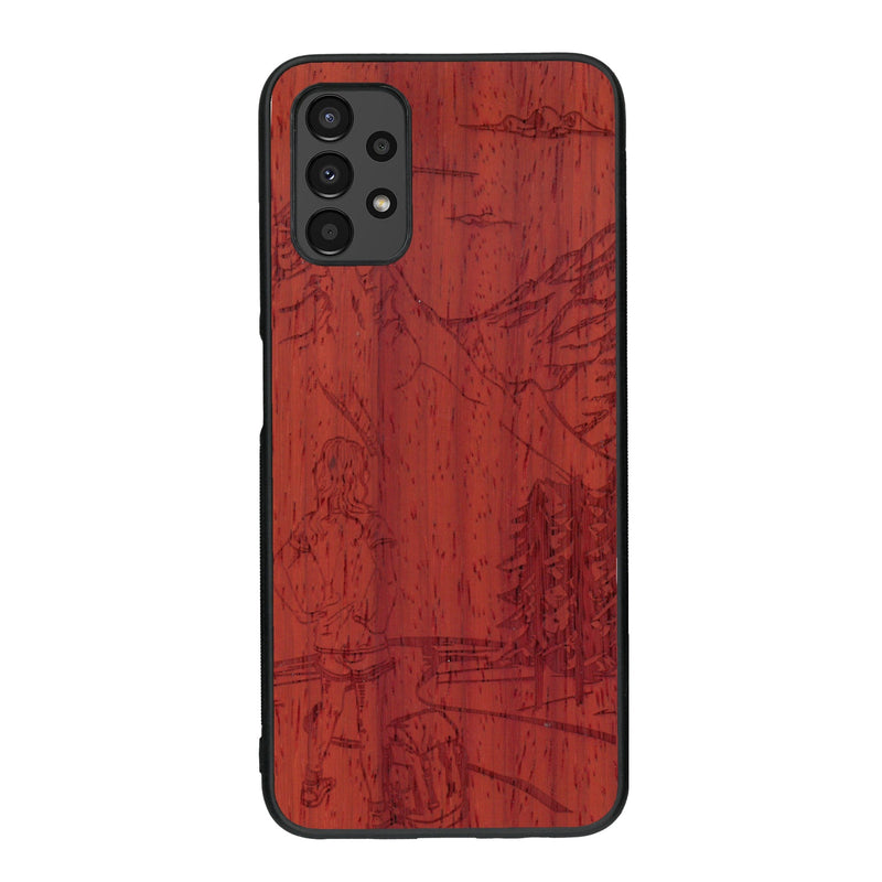 Coque de protection en bois véritable fabriquée en France pour Samsung A13 sur le thème de la randonnée en montagne et de l'aventure avec une gravure représentant une femme de dos face à un paysage de nature