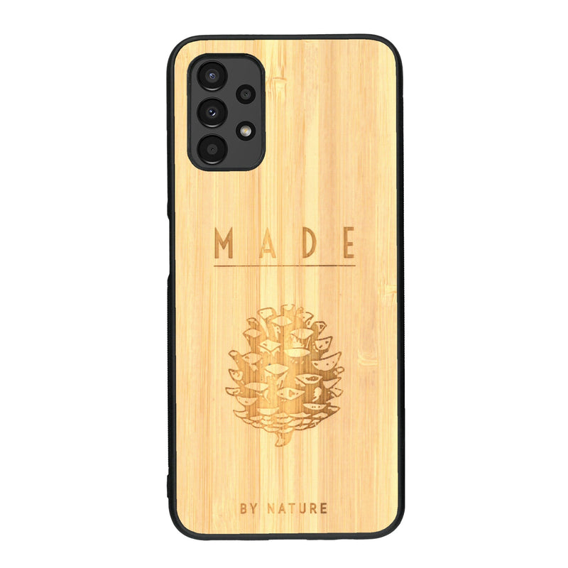 Coque de protection en bois véritable fabriquée en France pour Samsung A13 sur le thème de la nature et des arbres avec une gravure représentant une pomme de pin et la phrase "made by nature"