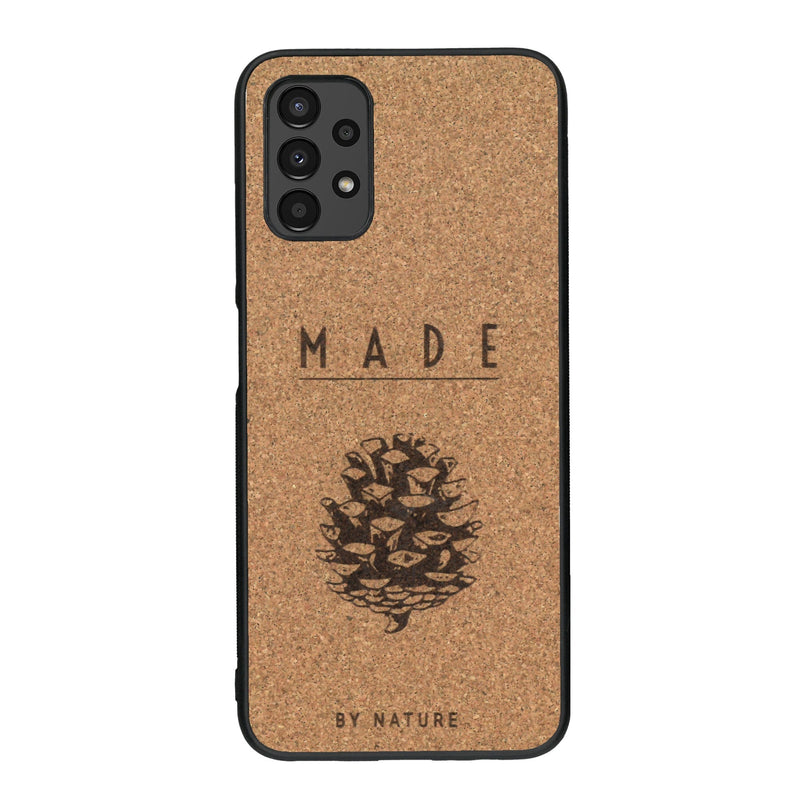 Coque de protection en bois véritable fabriquée en France pour Samsung A13 sur le thème de la nature et des arbres avec une gravure représentant une pomme de pin et la phrase "made by nature"