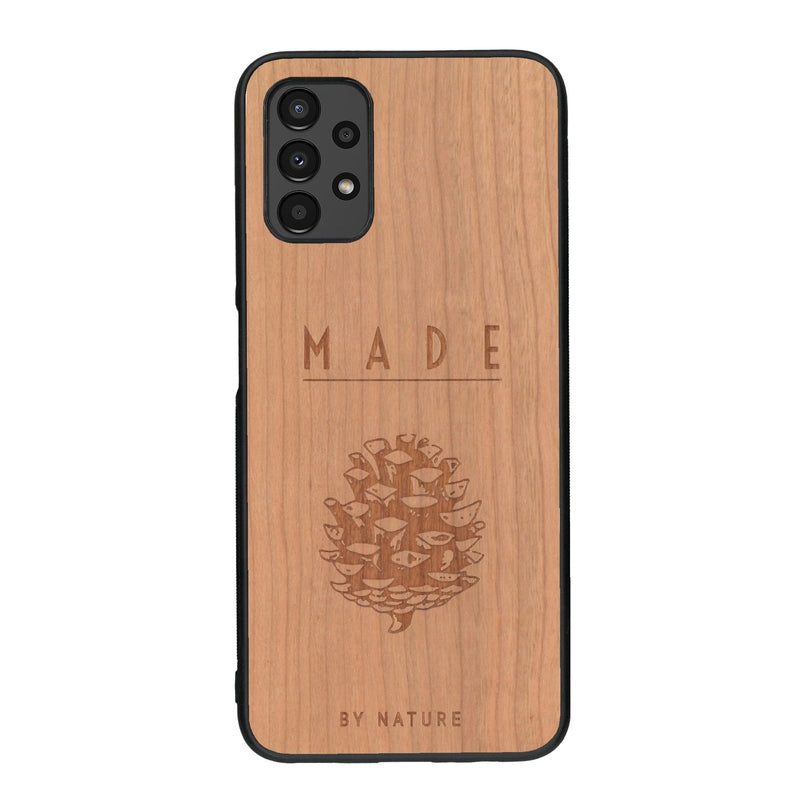 Coque de protection en bois véritable fabriquée en France pour Samsung A13 sur le thème de la nature et des arbres avec une gravure représentant une pomme de pin et la phrase "made by nature"