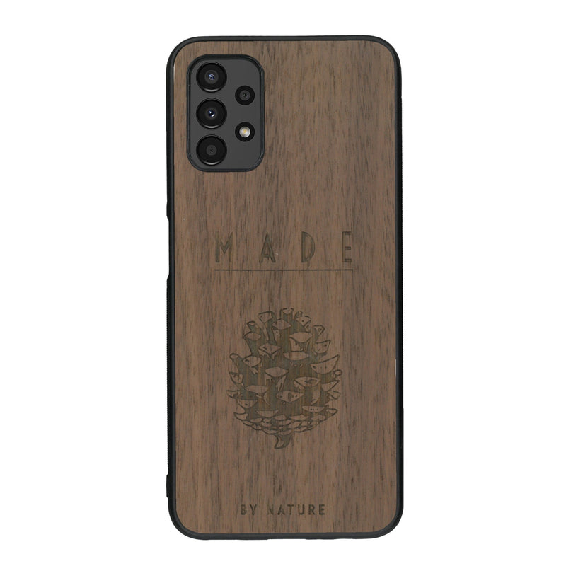 Coque de protection en bois véritable fabriquée en France pour Samsung A13 sur le thème de la nature et des arbres avec une gravure représentant une pomme de pin et la phrase "made by nature"