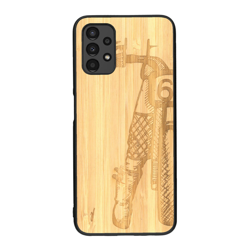 Coque de protection en bois véritable fabriquée en France pour Samsung A13 représentant une vue de face d'une femme sur une moto vintage dessinée à la main par l'artiste Maud Dabs