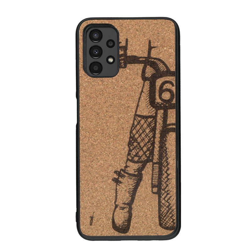 Coque de protection en bois véritable fabriquée en France pour Samsung A13 représentant une vue de face d'une femme sur une moto vintage dessinée à la main par l'artiste Maud Dabs