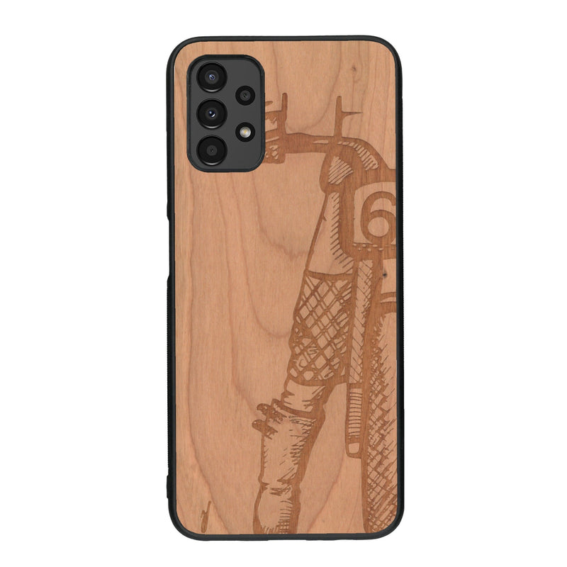 Coque de protection en bois véritable fabriquée en France pour Samsung A13 représentant une vue de face d'une femme sur une moto vintage dessinée à la main par l'artiste Maud Dabs