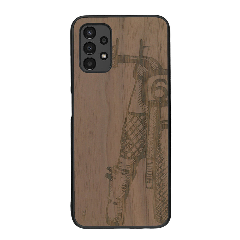 Coque de protection en bois véritable fabriquée en France pour Samsung A13 représentant une vue de face d'une femme sur une moto vintage dessinée à la main par l'artiste Maud Dabs