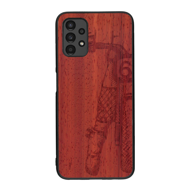 Coque de protection en bois véritable fabriquée en France pour Samsung A13 représentant une vue de face d'une femme sur une moto vintage dessinée à la main par l'artiste Maud Dabs