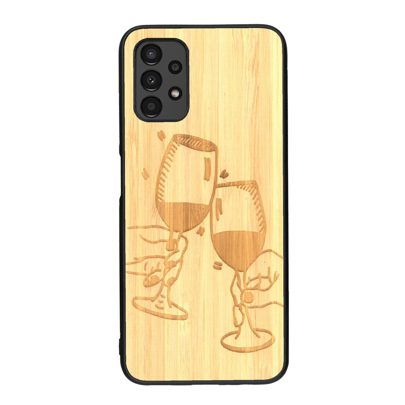 Coque de protection en bois véritable fabriquée en France pour Samsung A13 représentant une vue de face d'une flute de champagne dessinée à la main par l'artiste Maud Dabs