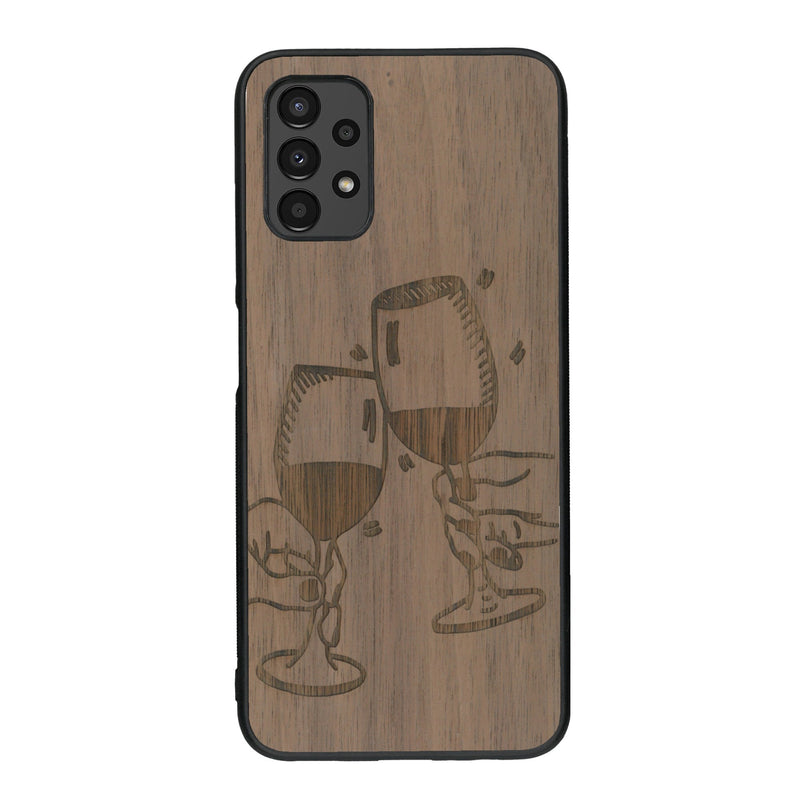 Coque de protection en bois véritable fabriquée en France pour Samsung A13 représentant une vue de face d'une flute de champagne dessinée à la main par l'artiste Maud Dabs