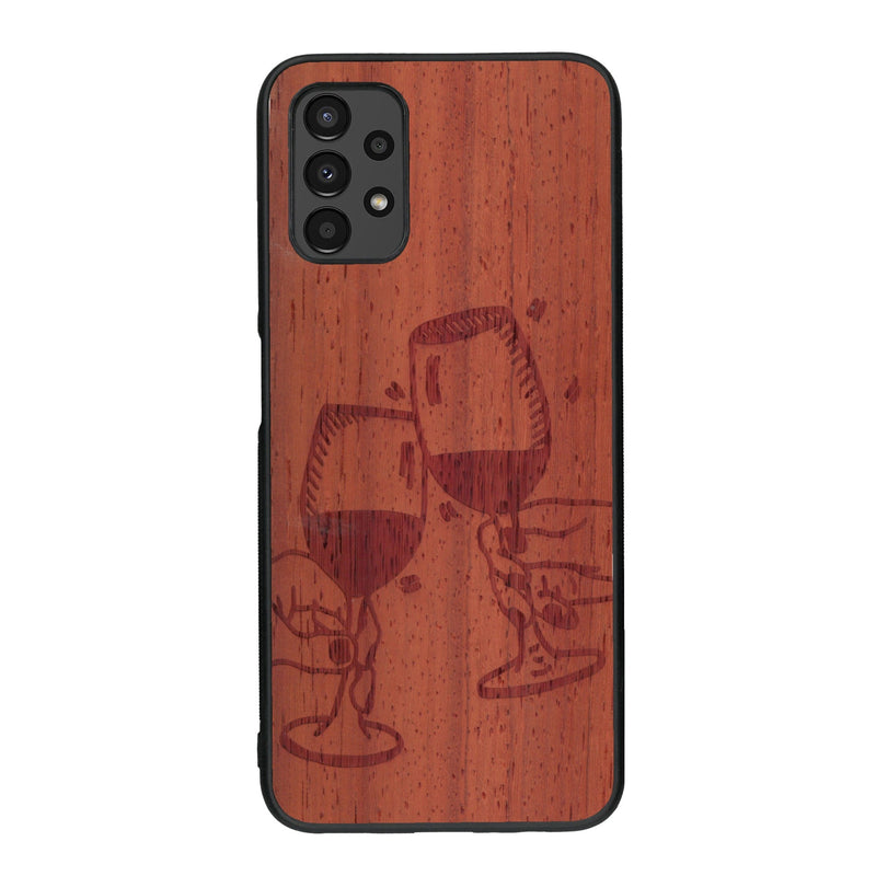 Coque de protection en bois véritable fabriquée en France pour Samsung A13 représentant une vue de face d'une flute de champagne dessinée à la main par l'artiste Maud Dabs