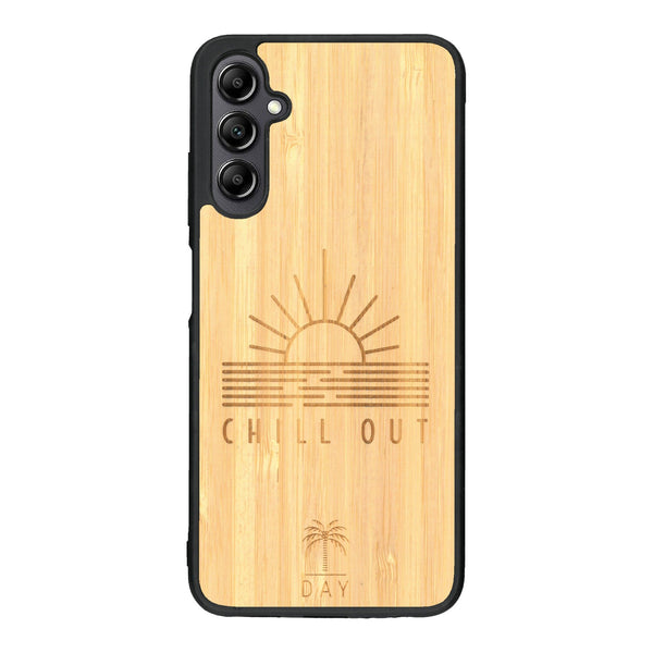 Coque de protection en bois véritable fabriquée en France pour Samsung A14 sur le thème chill avec un motif représentant un couché de soleil sur l'océan et la phrase "Chill out"