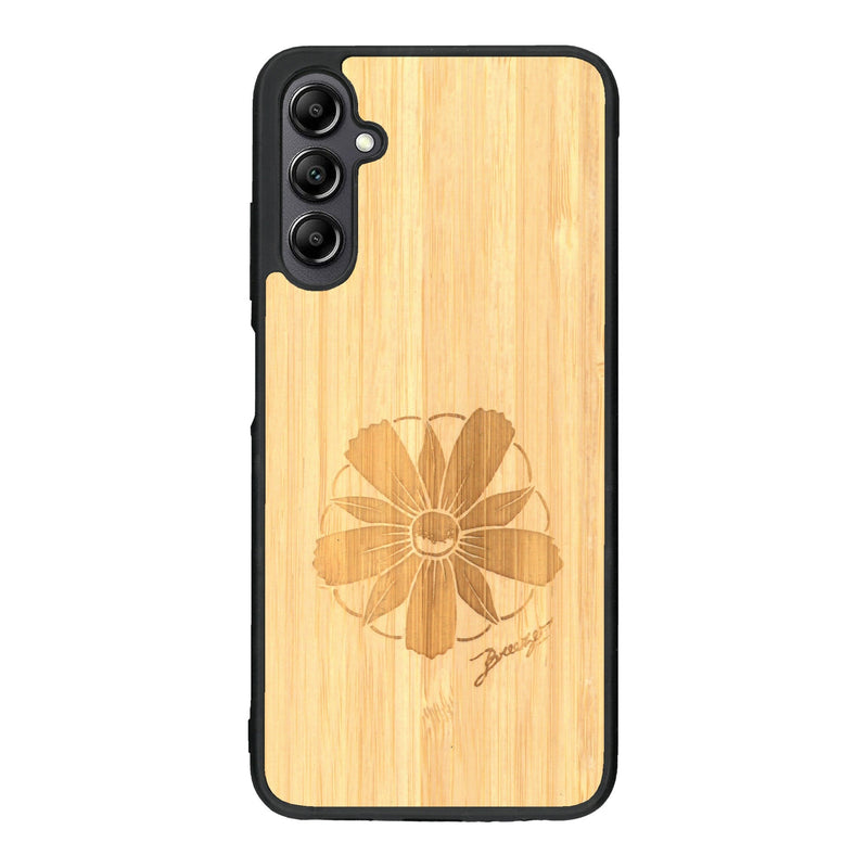 Coque de protection en bois véritable fabriquée en France pour Samsung A14 sur le thème des fleurs et de la montagne avec un motif de gravure représentant les pétales d'une fleur des montagnes