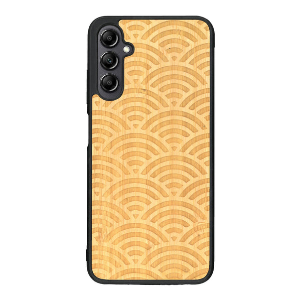 Coque de protection en bois véritable fabriquée en France pour Samsung A14 baptisée "La Sinjak" avec un motif de gravure abstrait représentant la répétition d'un symbole wifi